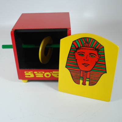 RIng on Rod: Regow's House of Enchantment circa 1950's Near mint! - Image 4