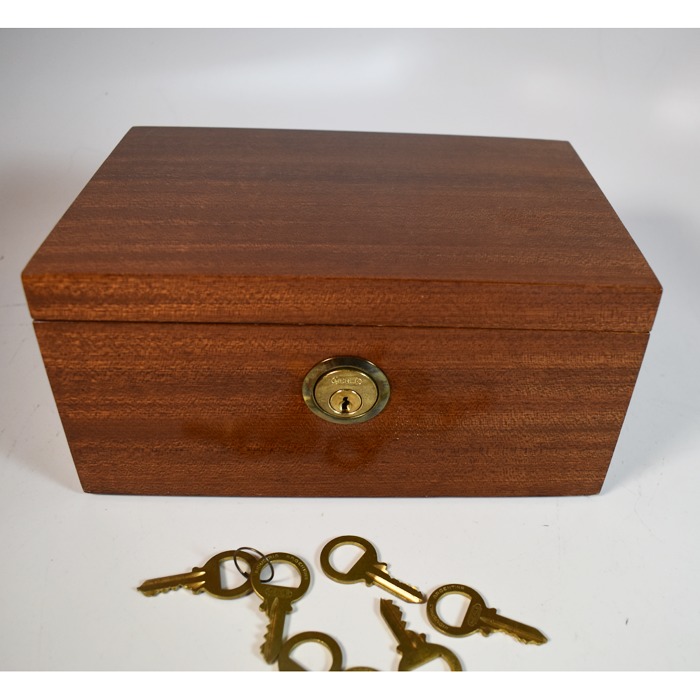 Murphy’s Chest by Bazar De Magia: the finest “magician wins” concept of its kind! Amazing mechanics!